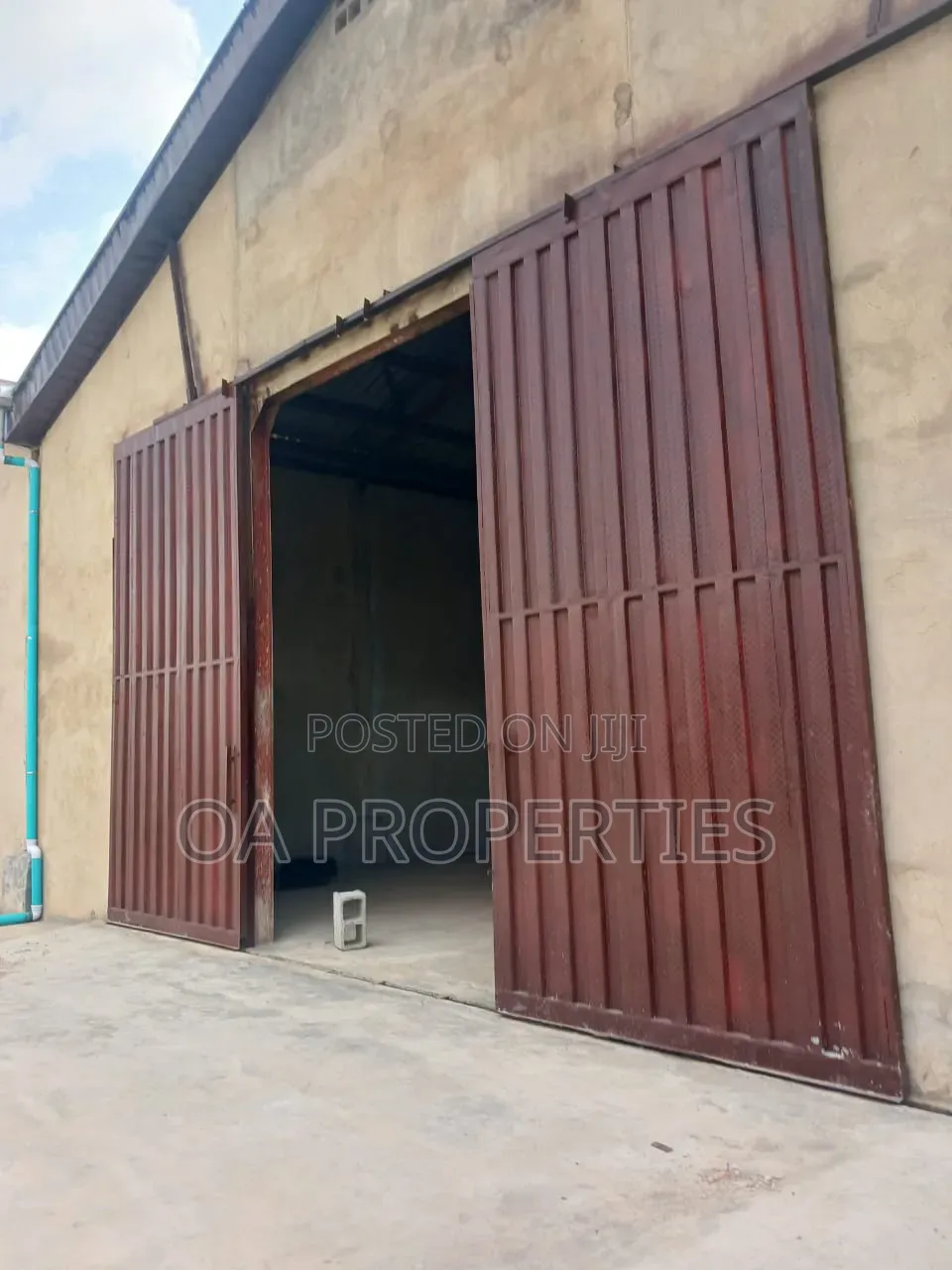 3bay Warehouse of 1,800sqm in Total on the Challange Express, Ibadan.