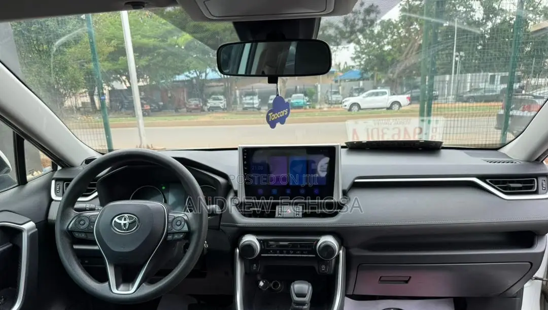 Toyota RAV4 2021 White
