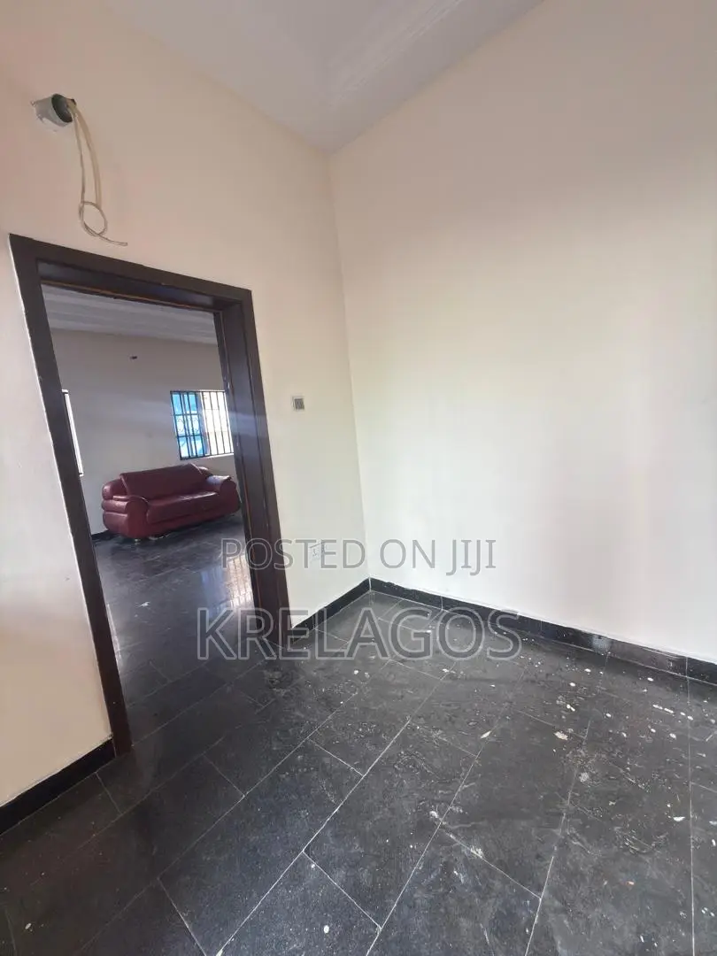 5bdrm Duplex in Chevron for rent