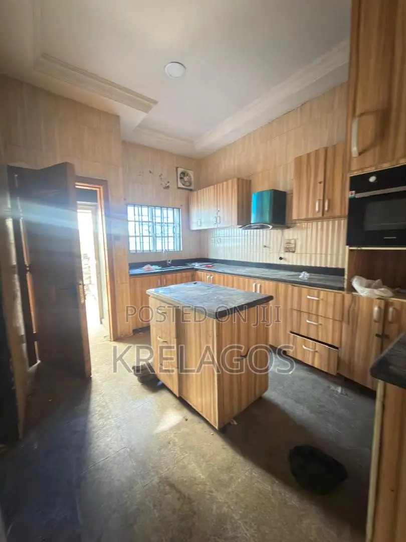 5bdrm Duplex in Chevron for rent