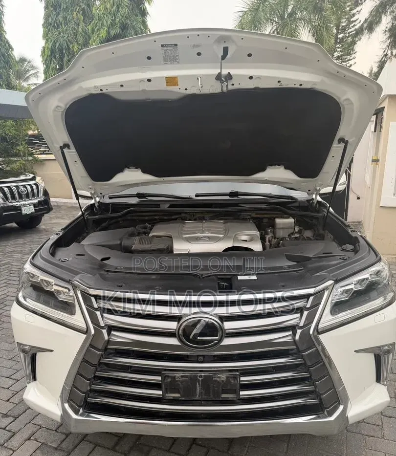 Lexus LX 570 AWD 2019 White