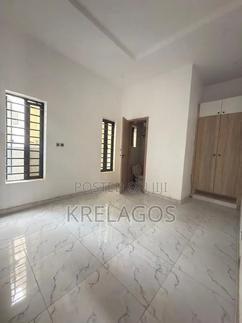 5bdrm Duplex in Chevron for rent