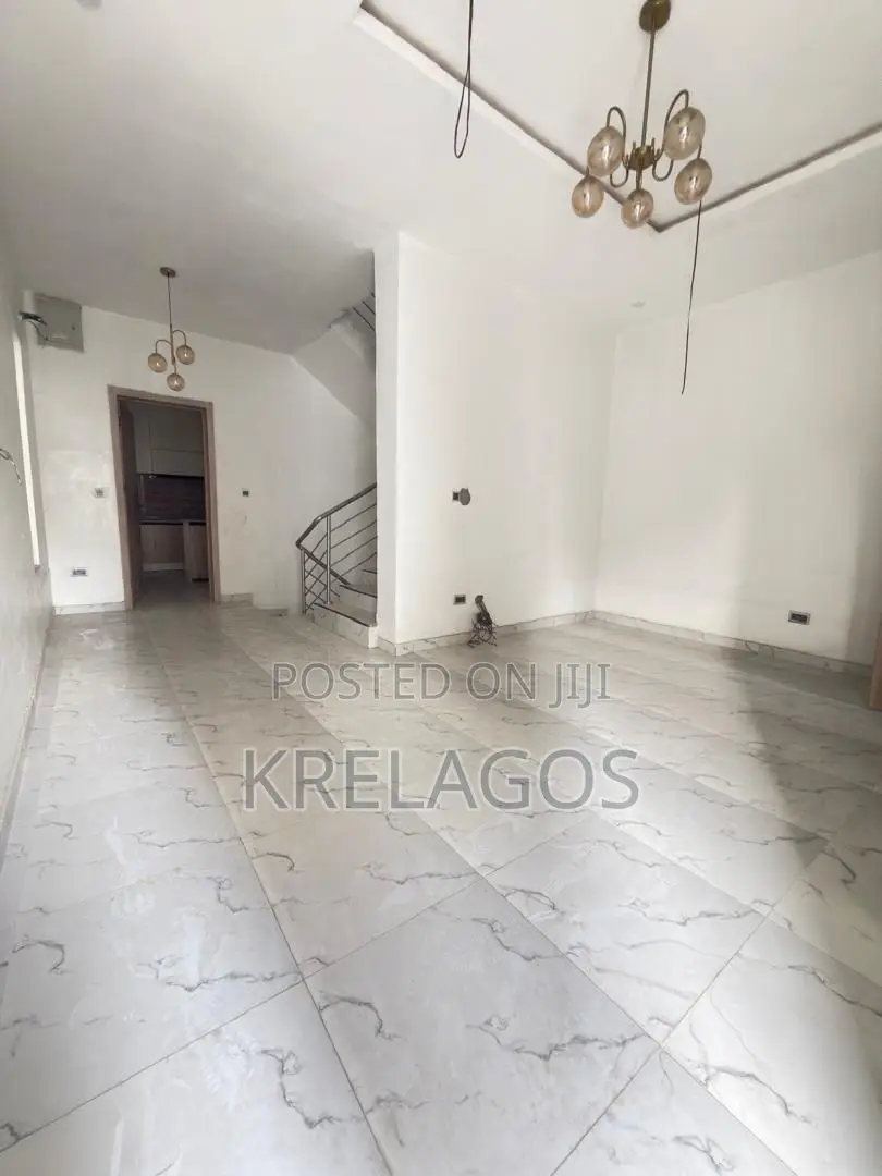 5bdrm Duplex in Chevron for rent