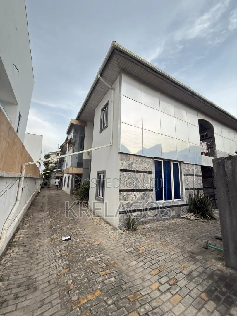 Mini Flat in Chevron for rent