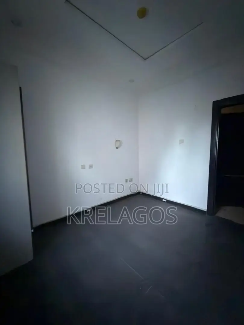 Mini Flat in Chevron for rent