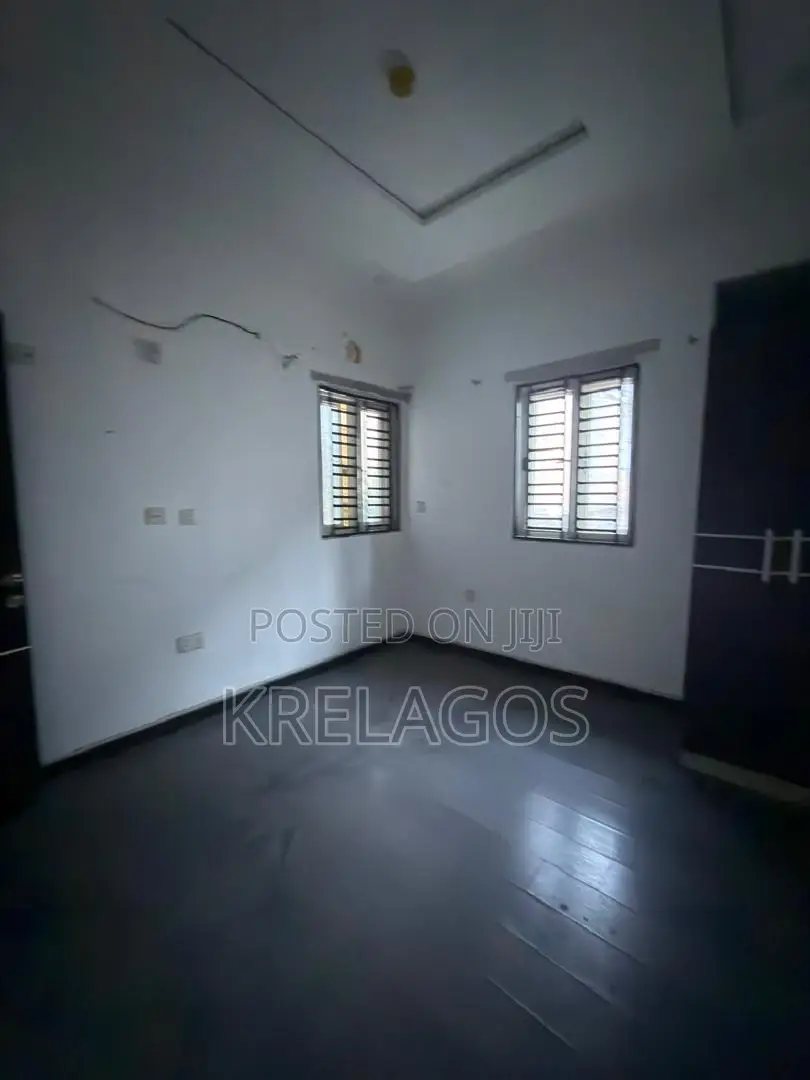 Mini Flat in Chevron for rent