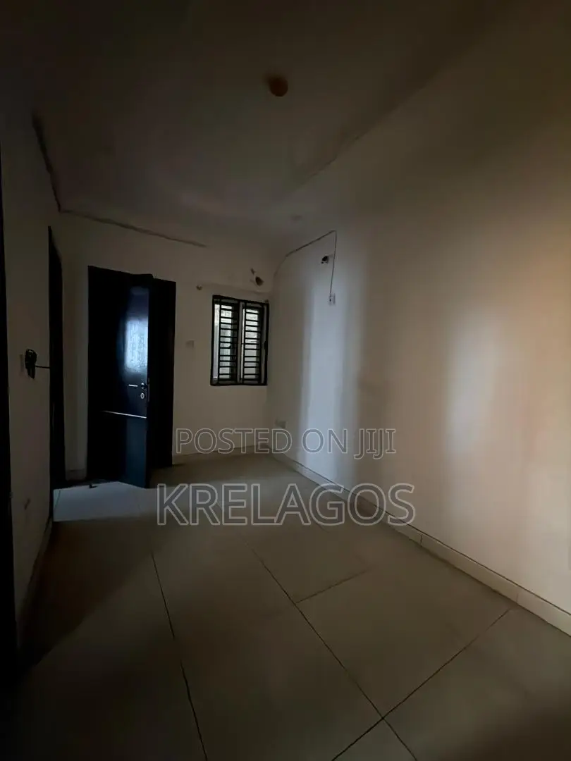 Mini Flat in Chevron for rent