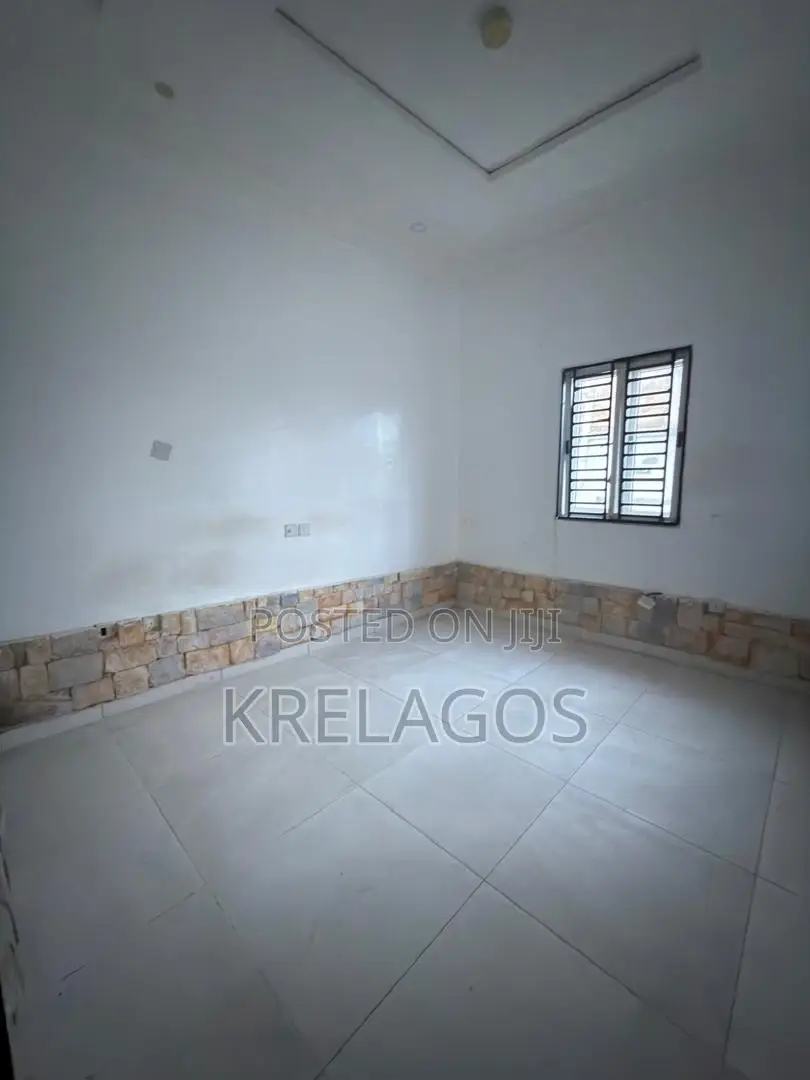 Mini Flat in Chevron for rent
