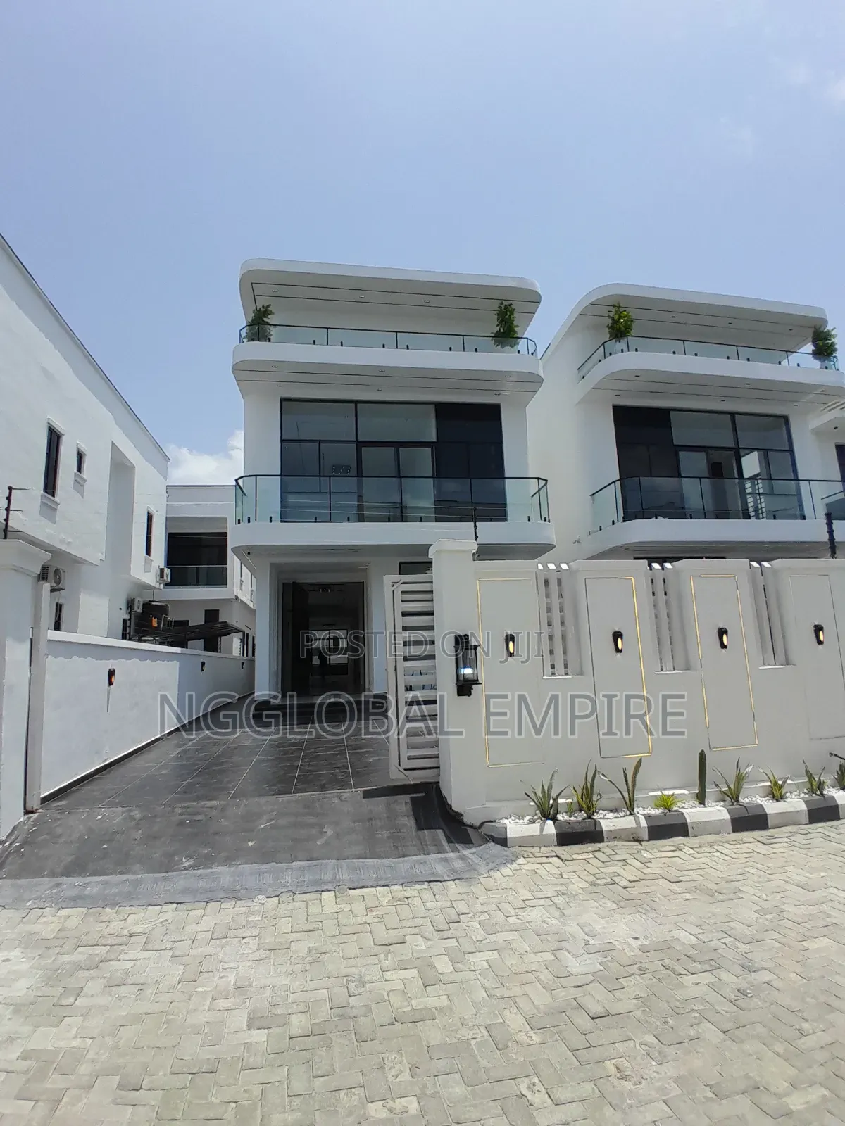 5bdrm Duplex in Orchid Road, Off Lekki-Epe Expressway for sale