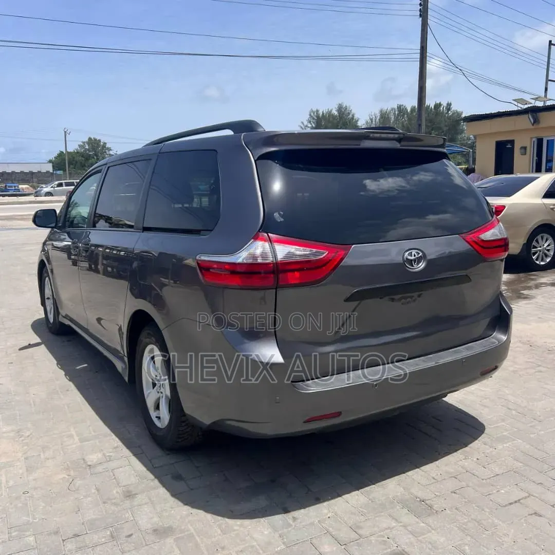 Toyota Sienna LE Mobility (3.5L 6cyl 8A) 2018 Gray