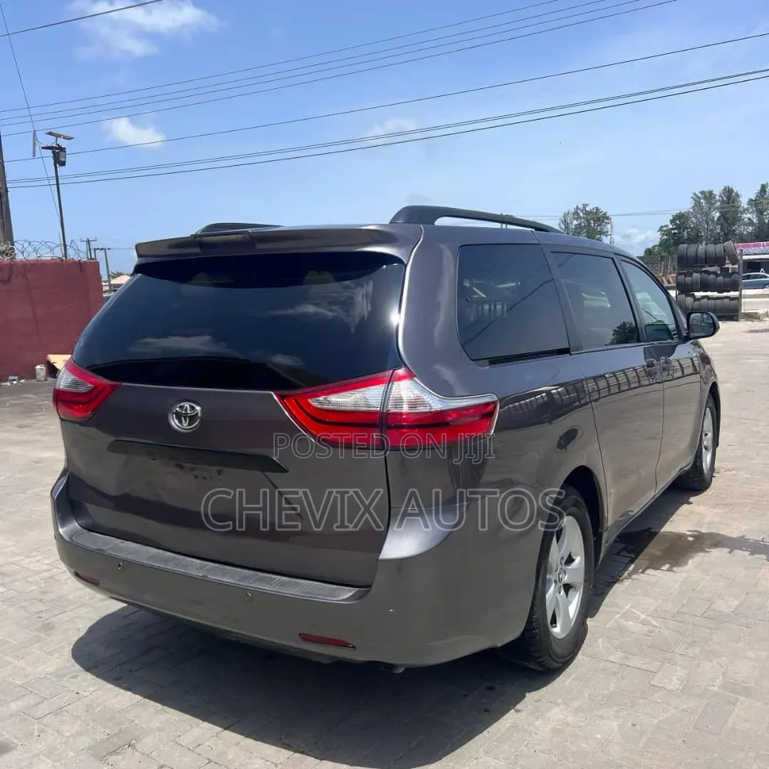 Toyota Sienna LE Mobility (3.5L 6cyl 8A) 2018 Gray