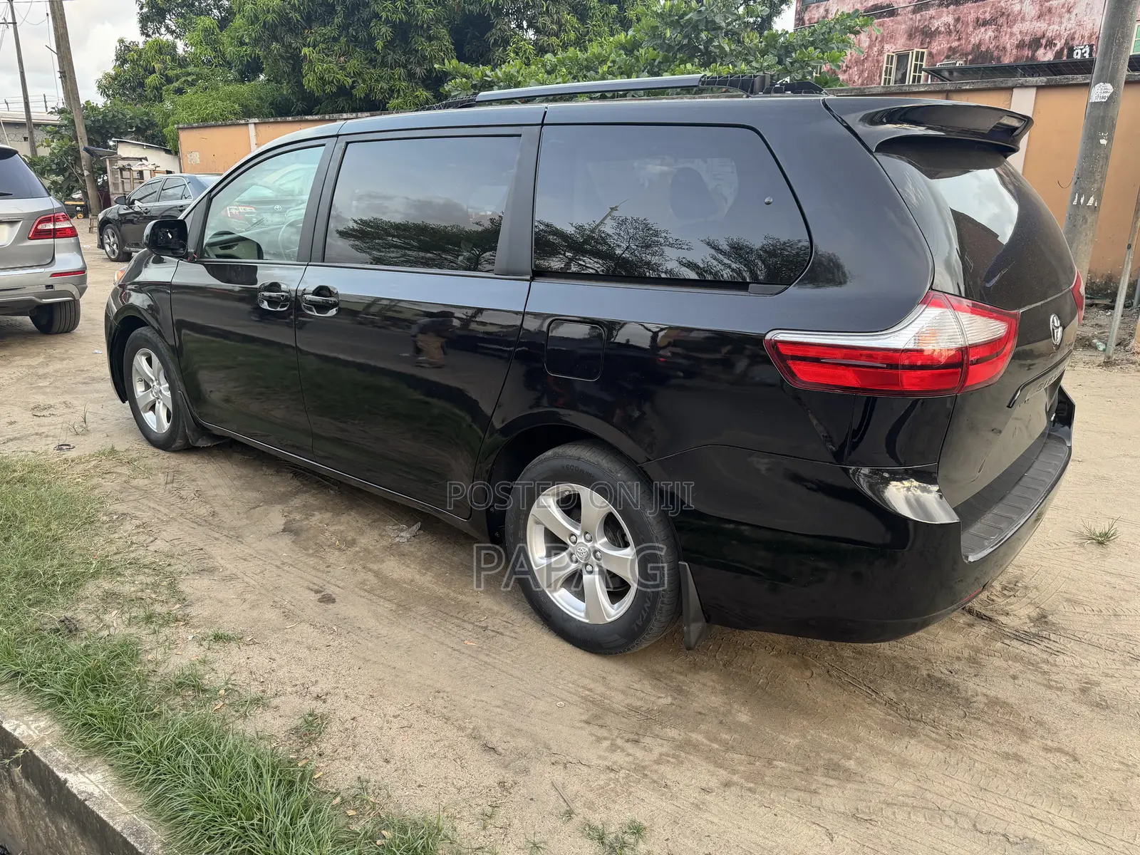 Toyota Sienna LE 8 Passenger (3.5L 6cyl 8A) 2017 Black