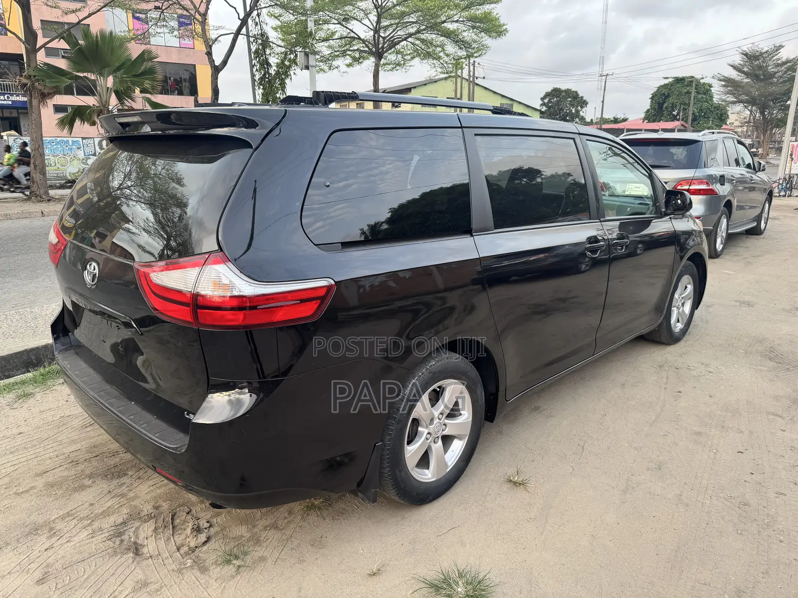 Toyota Sienna LE 8 Passenger (3.5L 6cyl 8A) 2017 Black