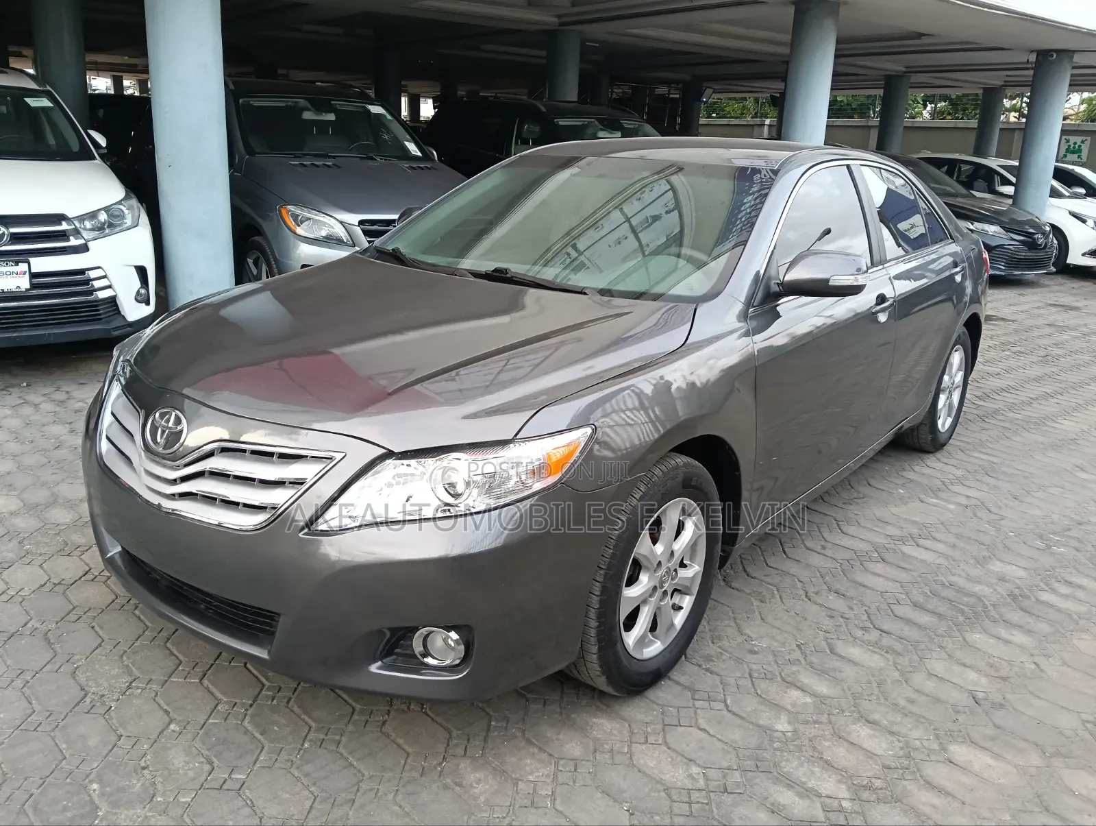 Toyota Camry Base 4dr Sedan (2.5L 4cyl 6M) 2011 Gray
