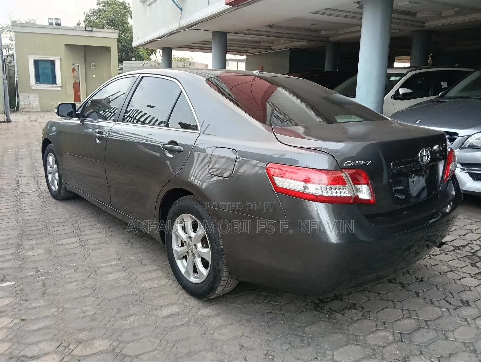 Toyota Camry Base 4dr Sedan (2.5L 4cyl 6M) 2011 Gray