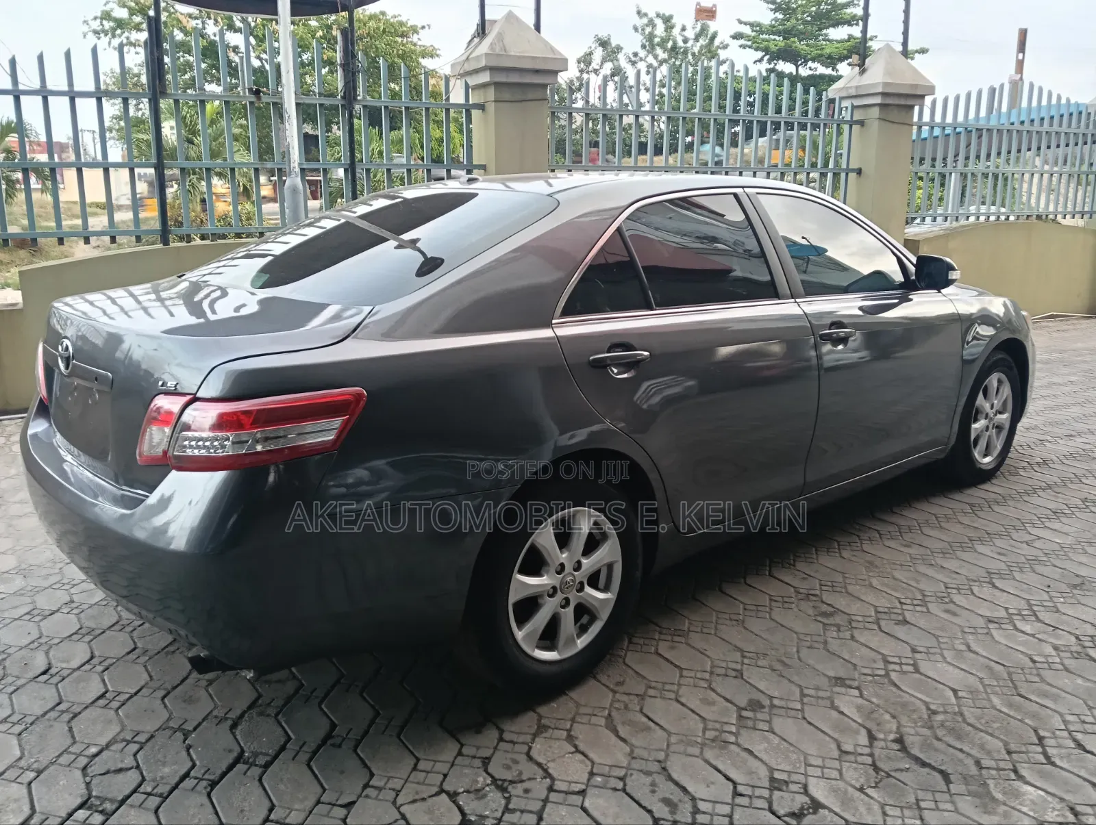 Toyota Camry Base 4dr Sedan (2.5L 4cyl 6M) 2011 Gray