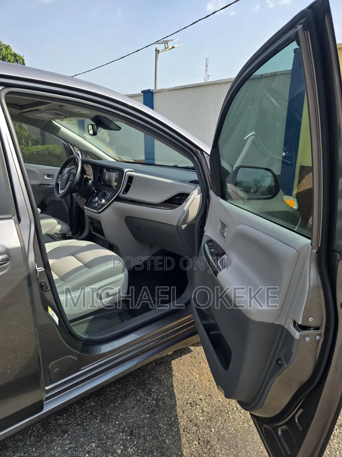 Toyota Sienna XLE (3.5L 6cyl 8A) 2018 Gray