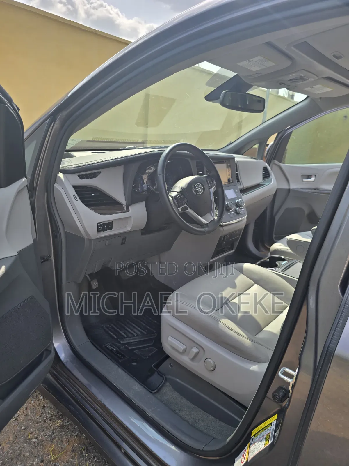 Toyota Sienna XLE (3.5L 6cyl 8A) 2018 Gray