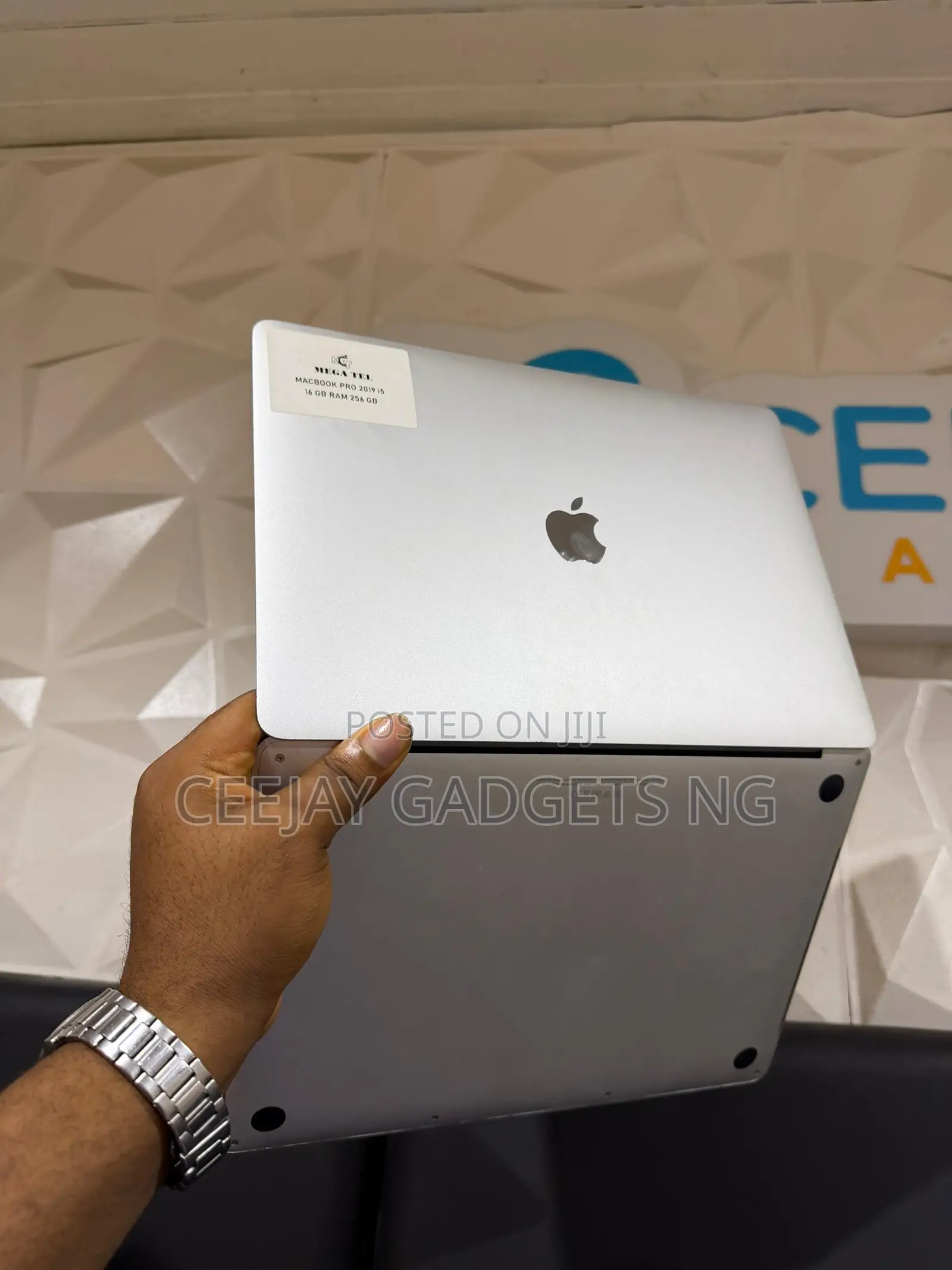 Laptop Apple MacBook Pro 2020 16GB Intel Core i5 SSD 1T