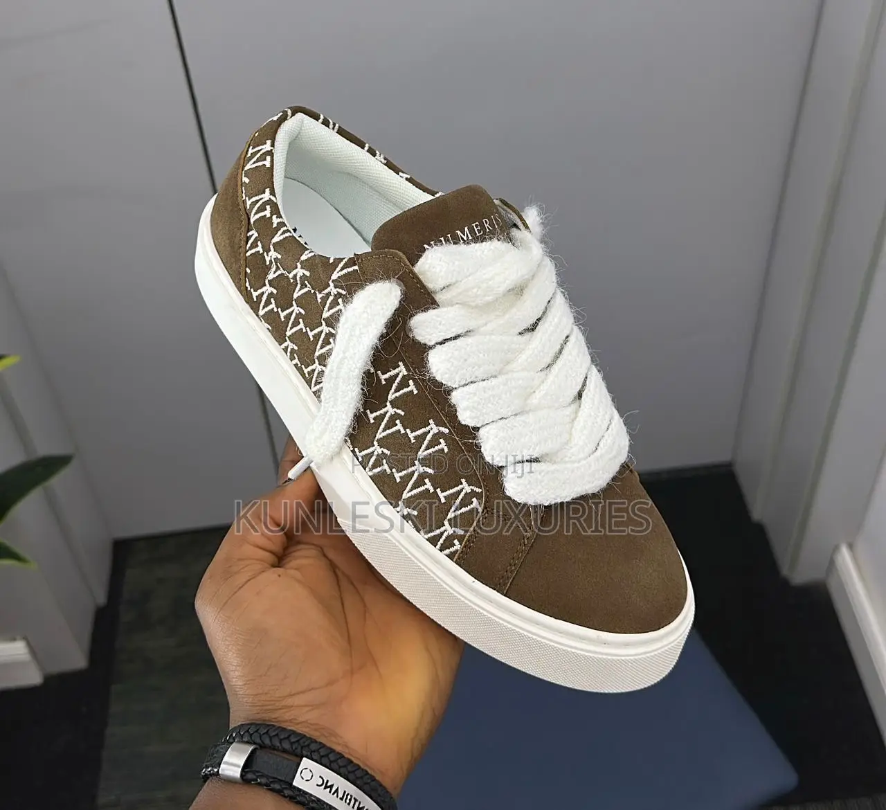 Original 2026 Numeris Signet Onyx Sneakers