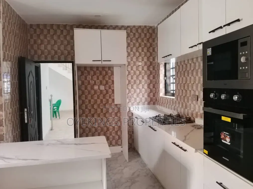 4bdrm Duplex in Oke Ibukun, Oluyole Estate for sale
