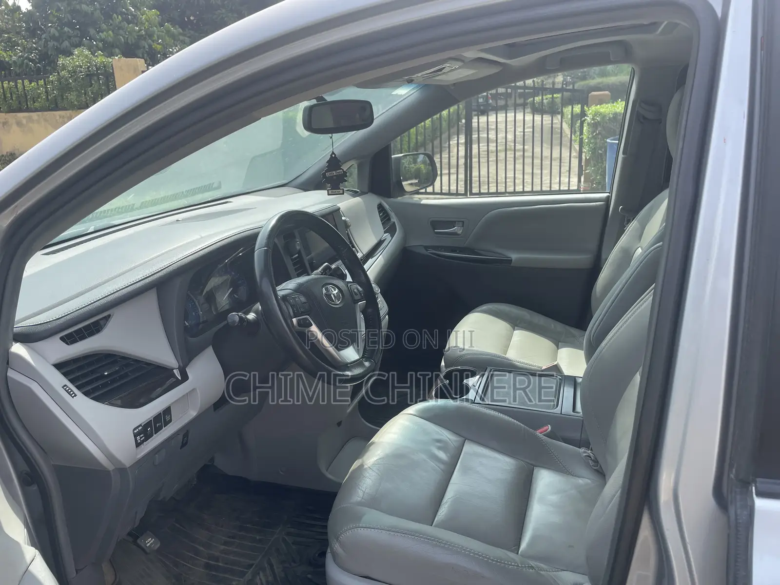 Toyota Sienna XLE 8 Passenger (3.5L 6cyl 8A) 2017 Silver