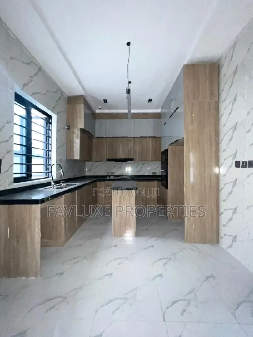 4bdrm Duplex in Lekki Phase 2 for sale