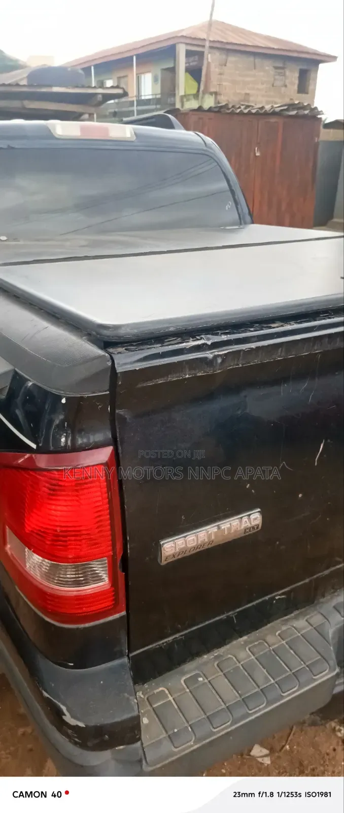 Ford Sport Trac 2005 Black