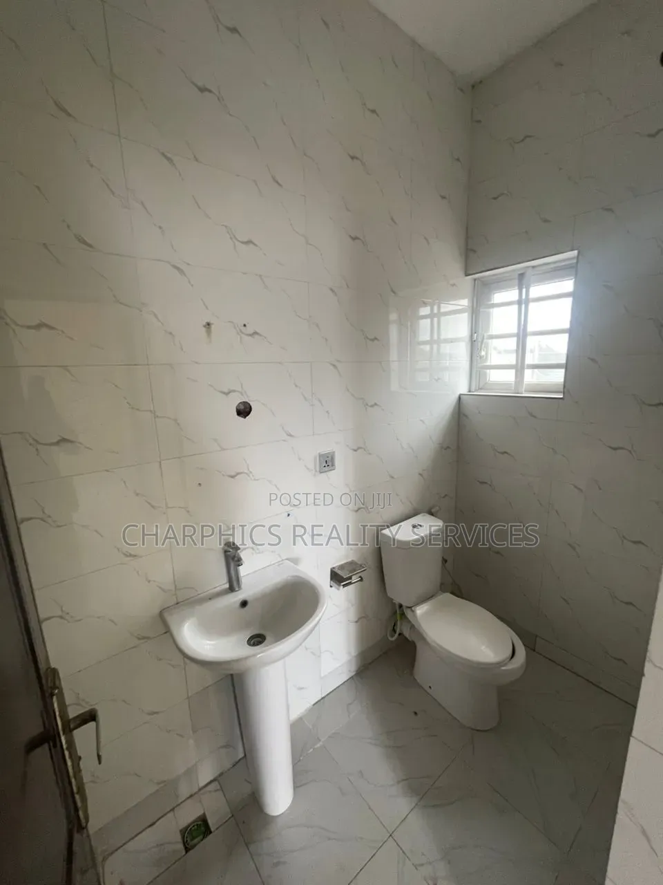 3bdrm Apartment in Adeniran Ogunsanya for rent