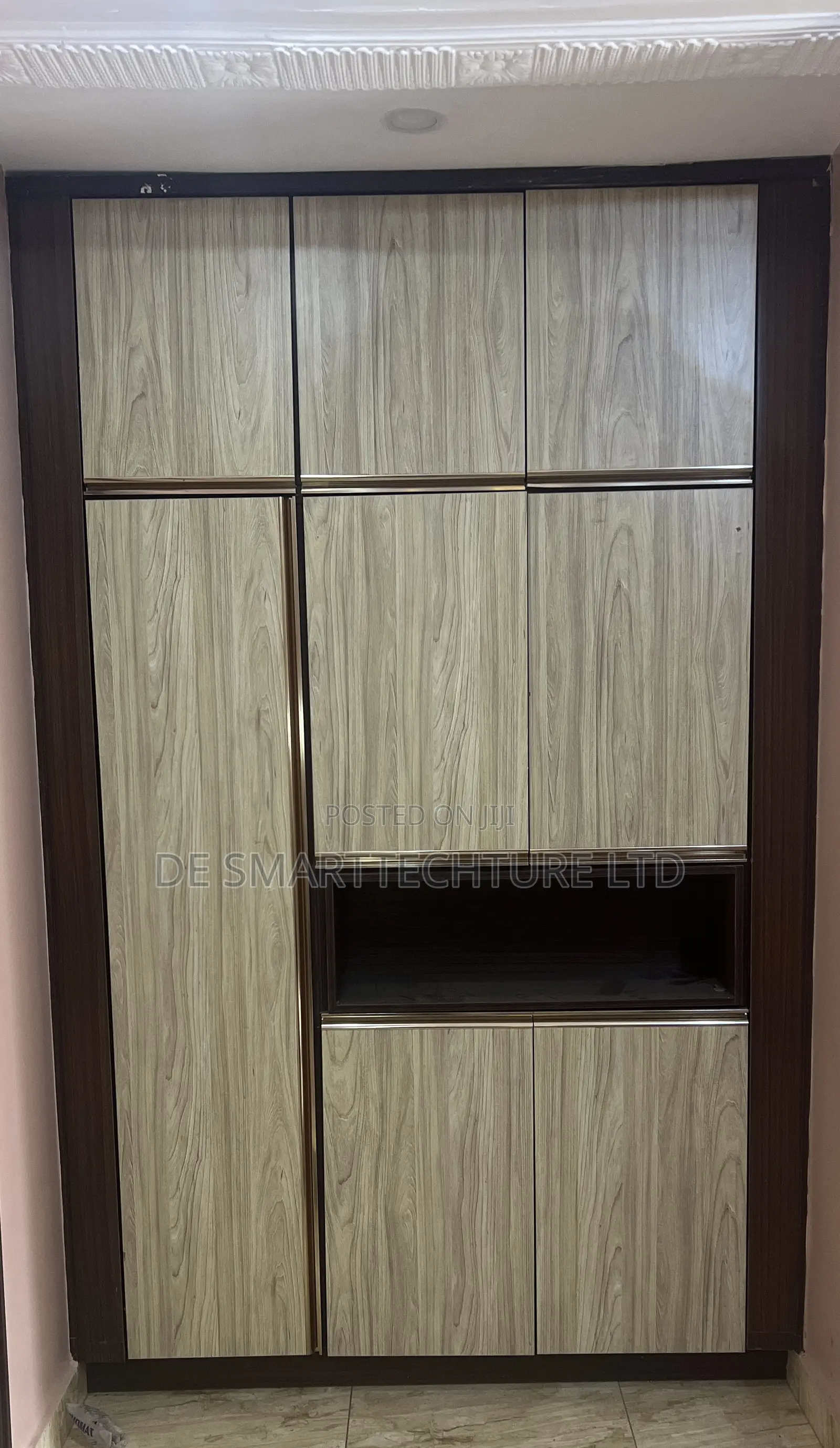 Built-in Wardrobe – Vertical Wood Handles Overhead Stora