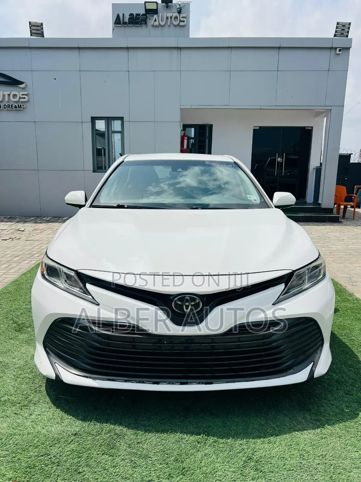 Toyota Camry LE (2.5L 4cyl 8A) 2019 White