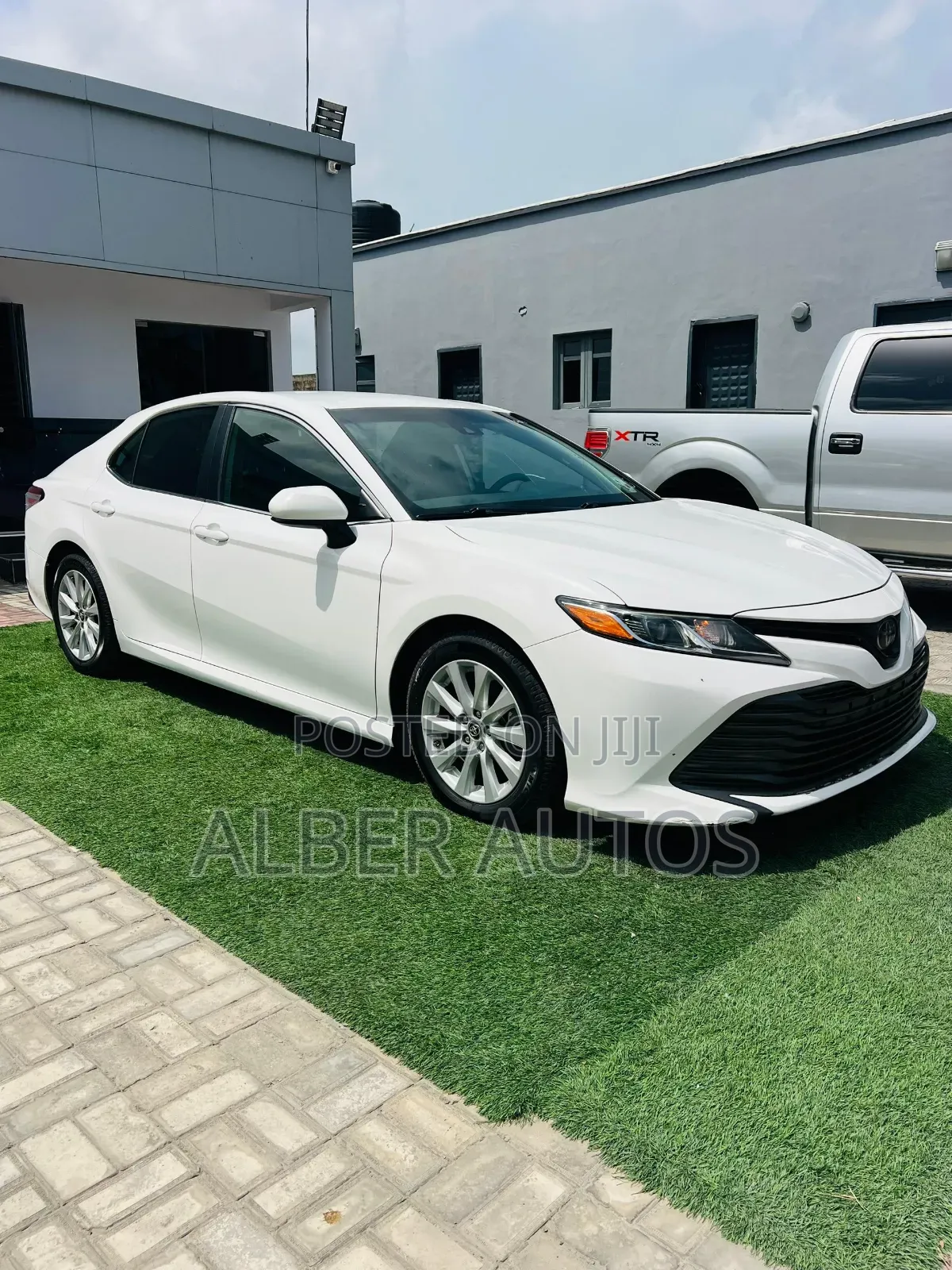 Toyota Camry LE (2.5L 4cyl 8A) 2019 White