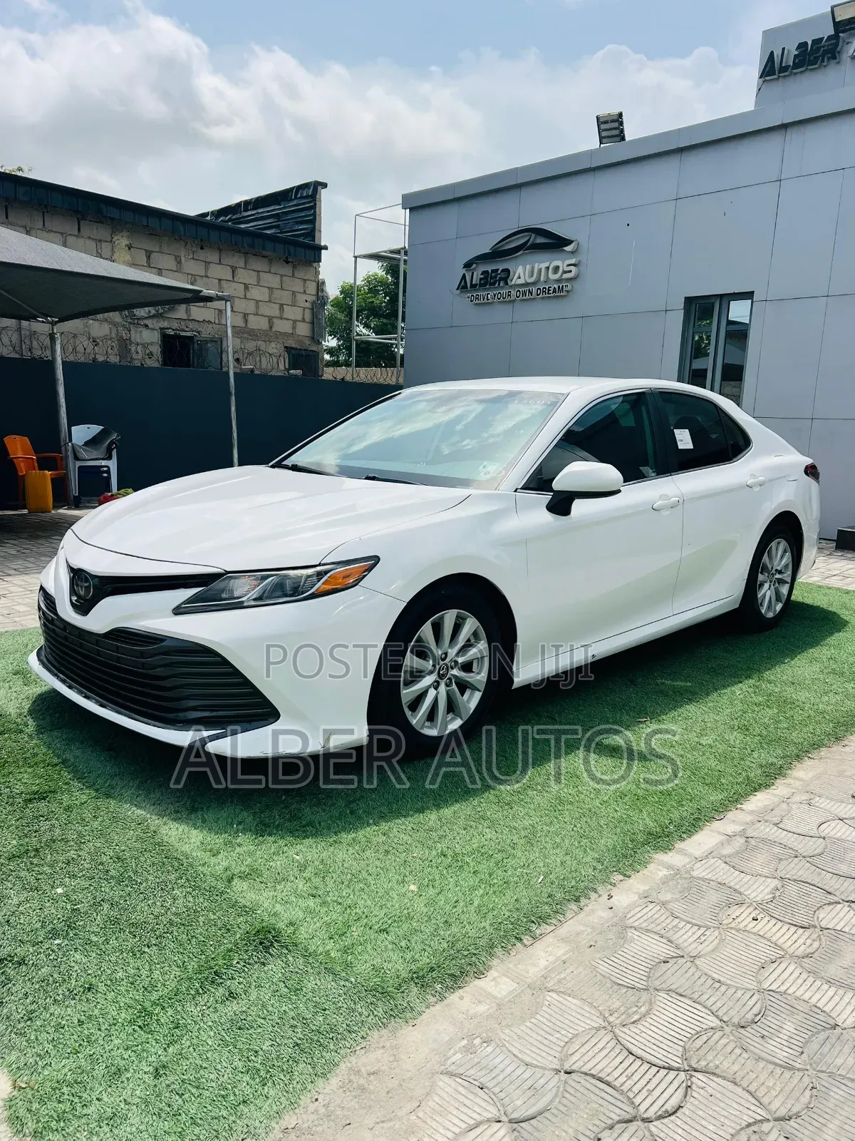 Toyota Camry LE (2.5L 4cyl 8A) 2019 White