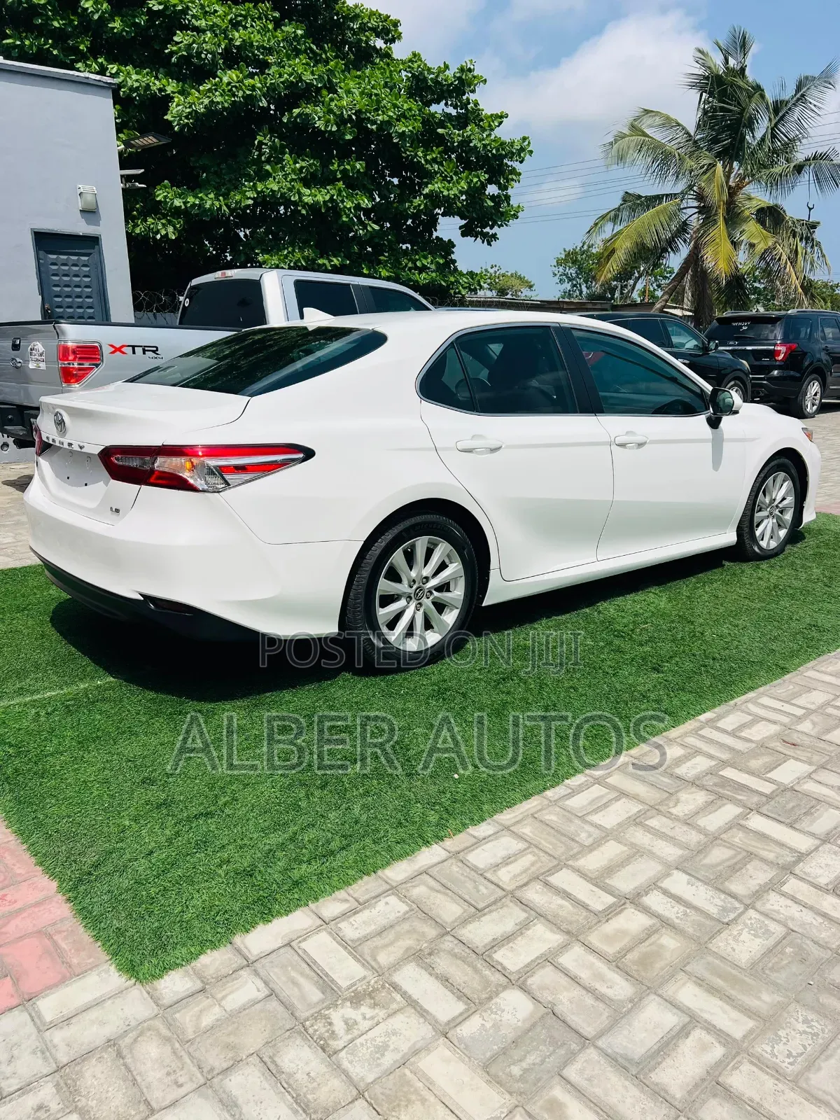 Toyota Camry LE (2.5L 4cyl 8A) 2019 White