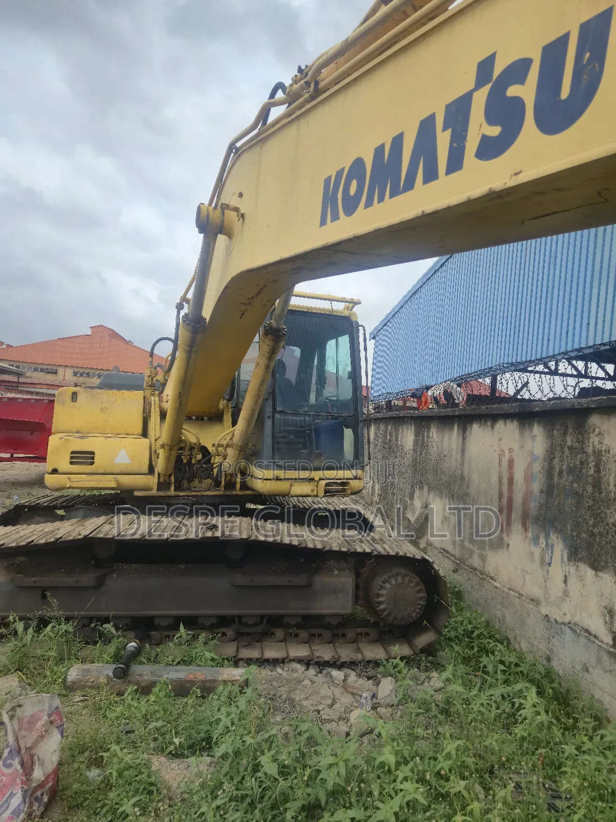 A Foreign Used Faulty Komatsu Pc210 Excavator