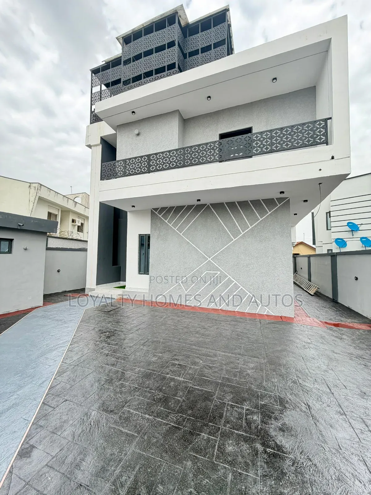 5bdrm House in Omole Phase 1 for sale
