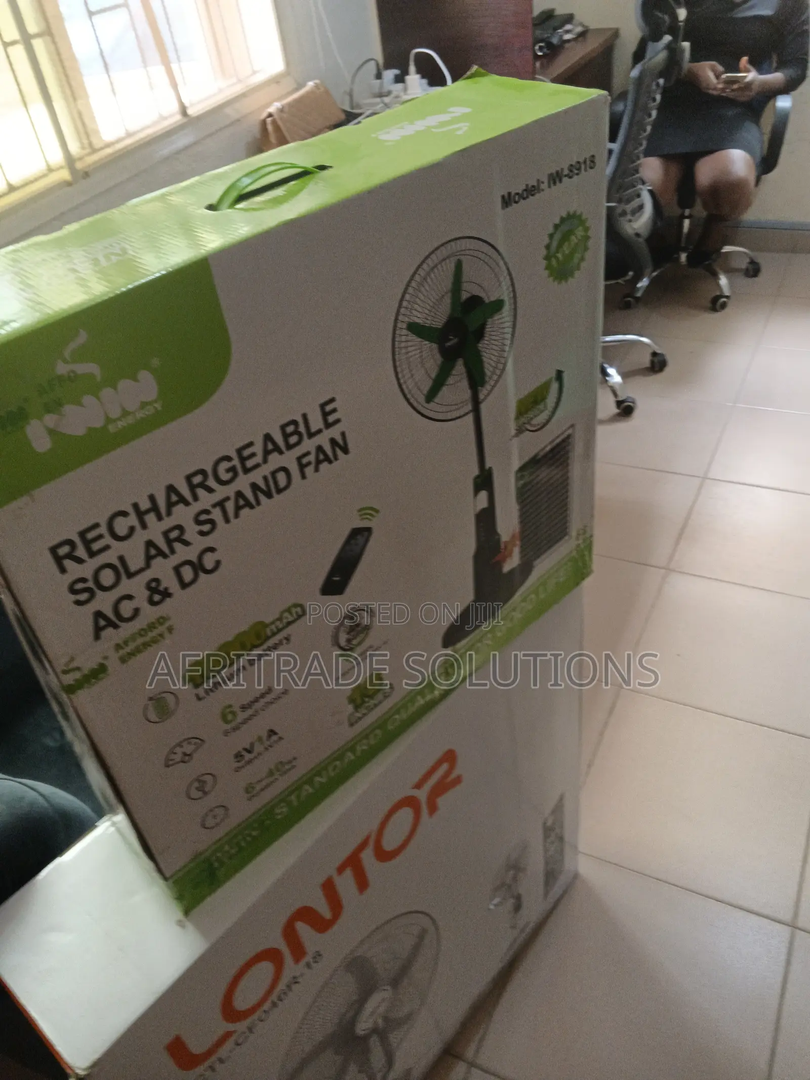 Iwin Standing Fan 18” – Rechargeable Portable
