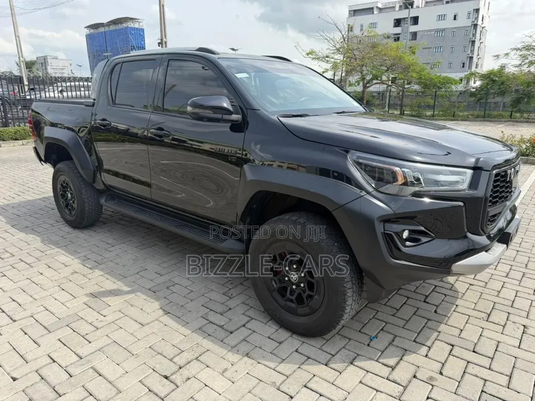 Toyota Hilux 2024 Black