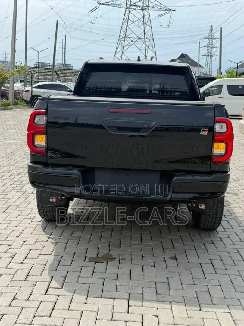 Toyota Hilux 2024 Black