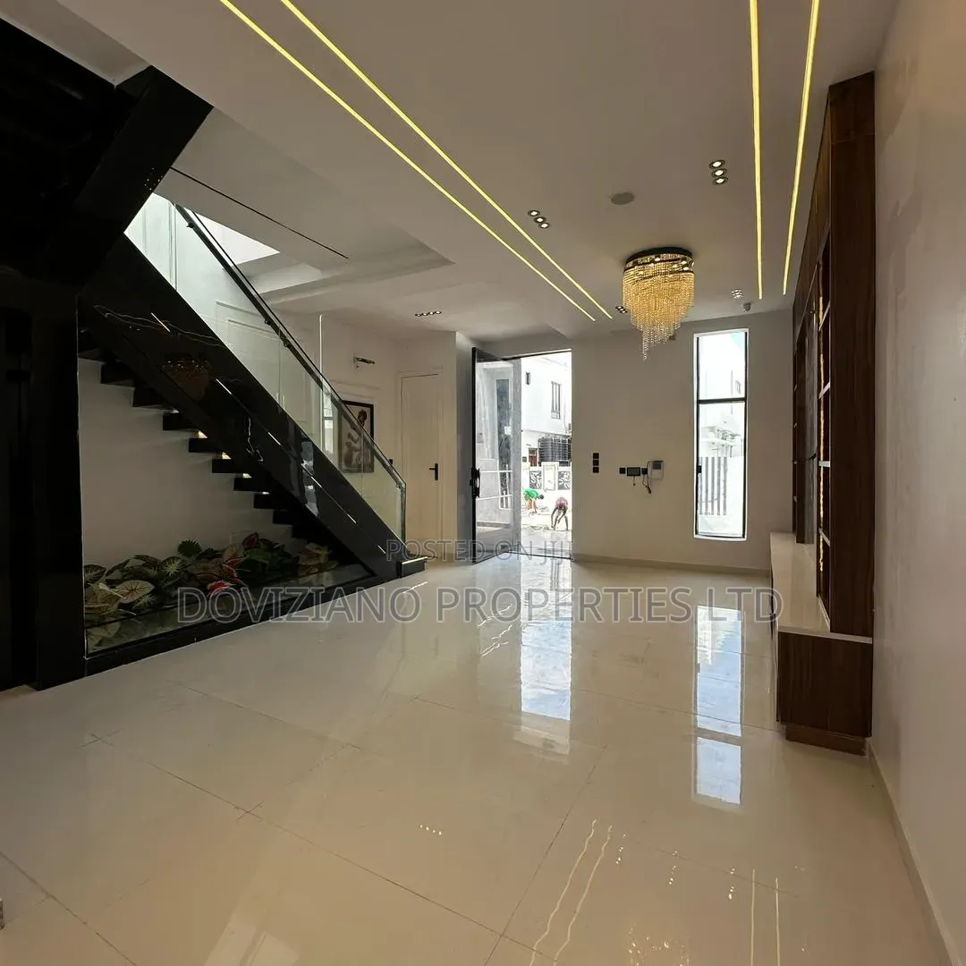4bdrm Duplex in Ikota for sale