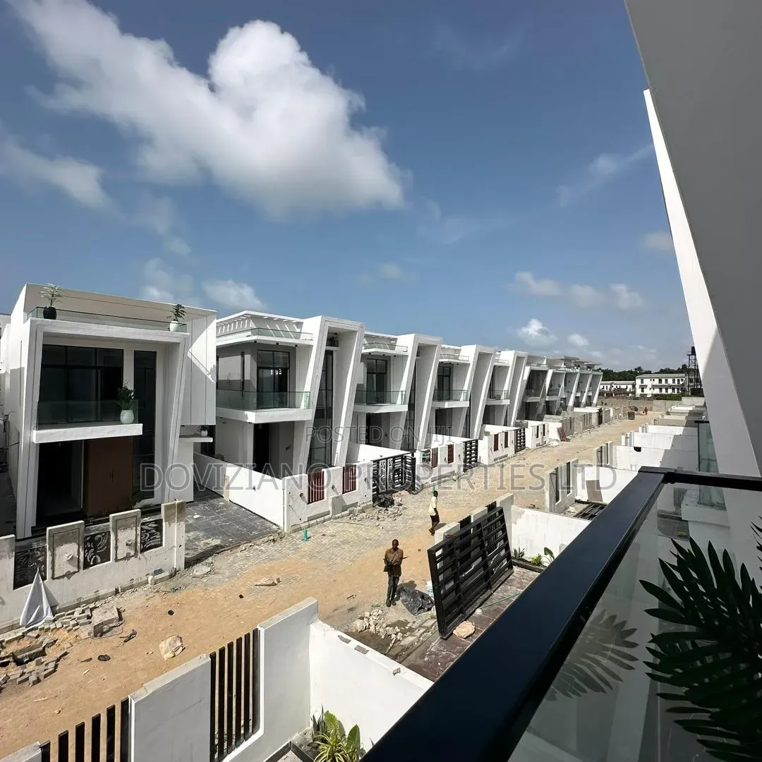 4bdrm Duplex in Ikota for sale