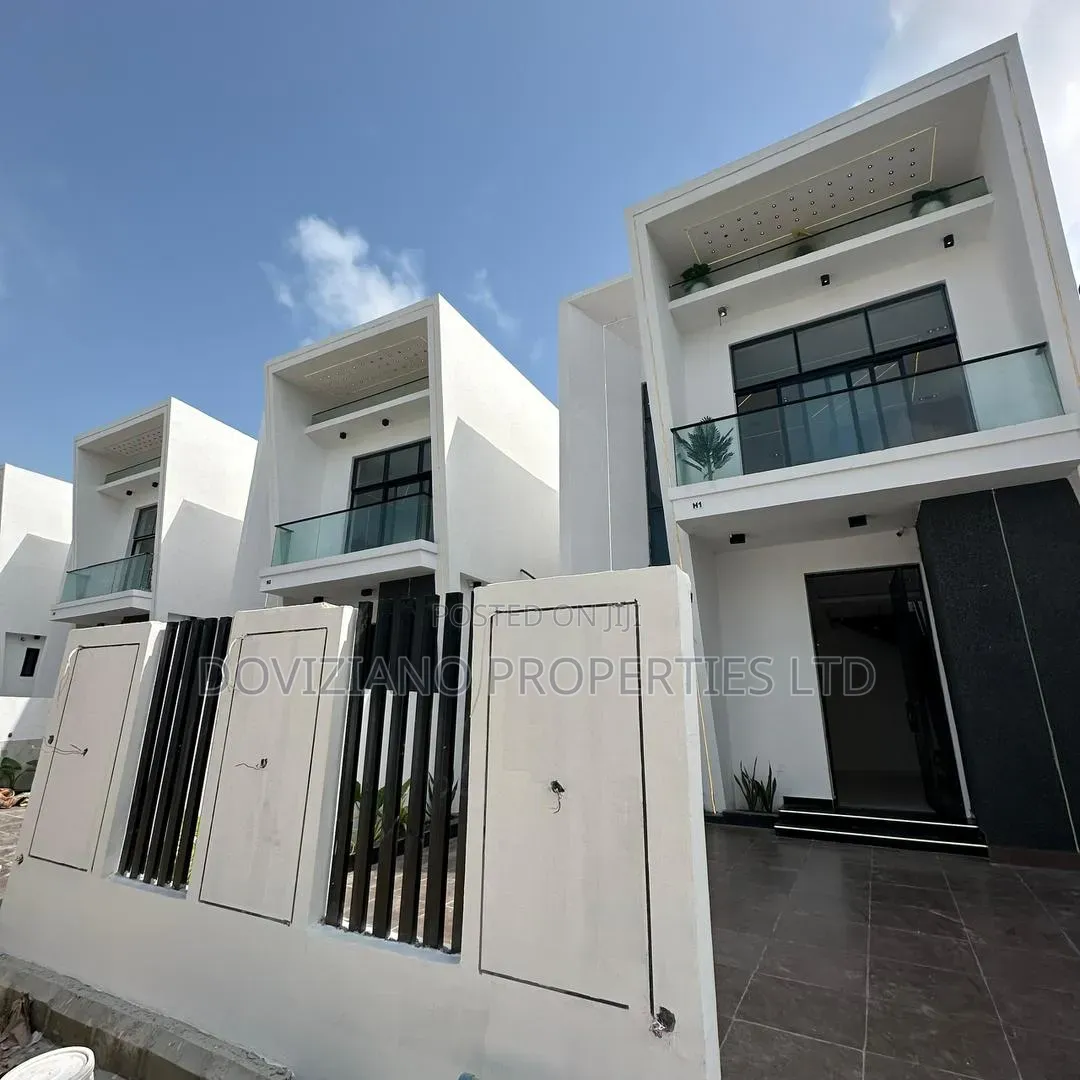 4bdrm Duplex in Ikota for sale