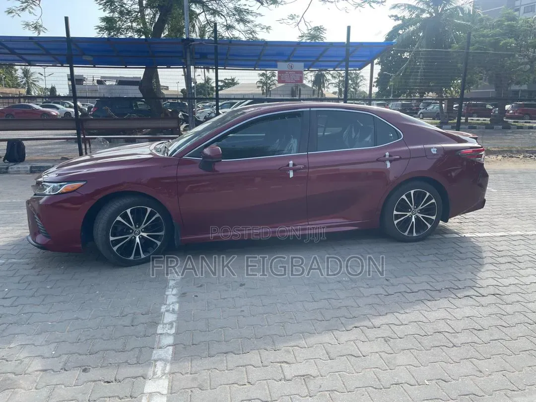 Toyota Camry SE FWD (2.5L 4cyl 8AM) 2018 Red