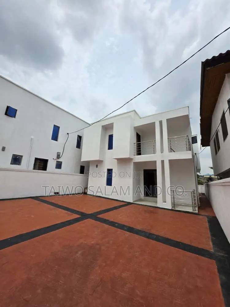 4bdrm Duplex in Agodi for sale