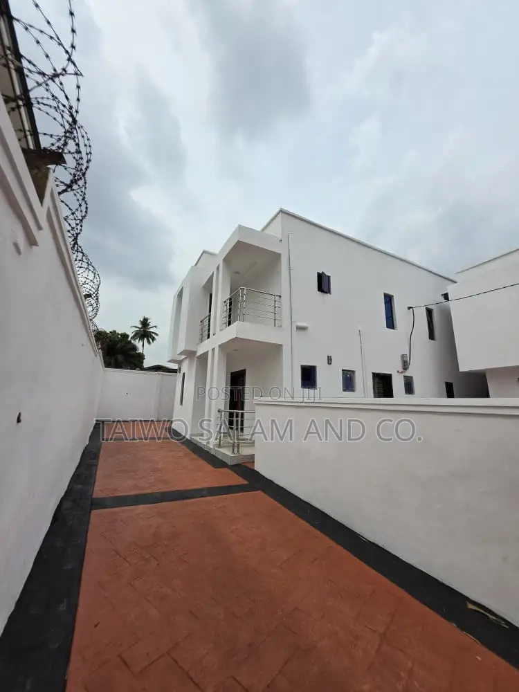 4bdrm Duplex in Agodi for sale