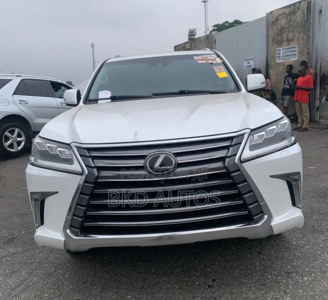 Lexus LX 570 AWD 2019 White