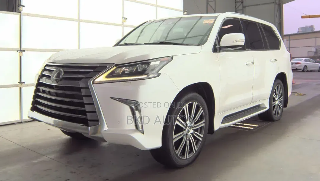 Lexus LX 570 AWD 2019 White