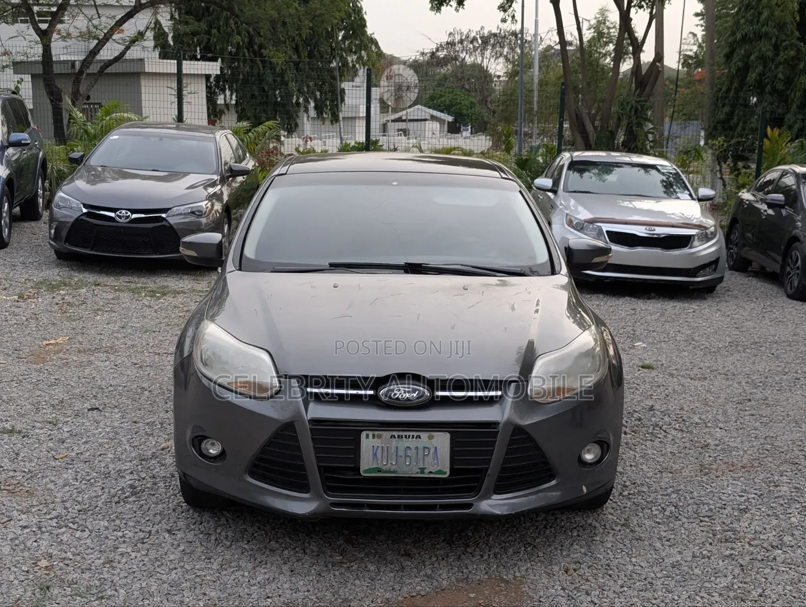 Ford Focus SE Sedan FWD (2.0L 4cyl 5M) 2013 Gray