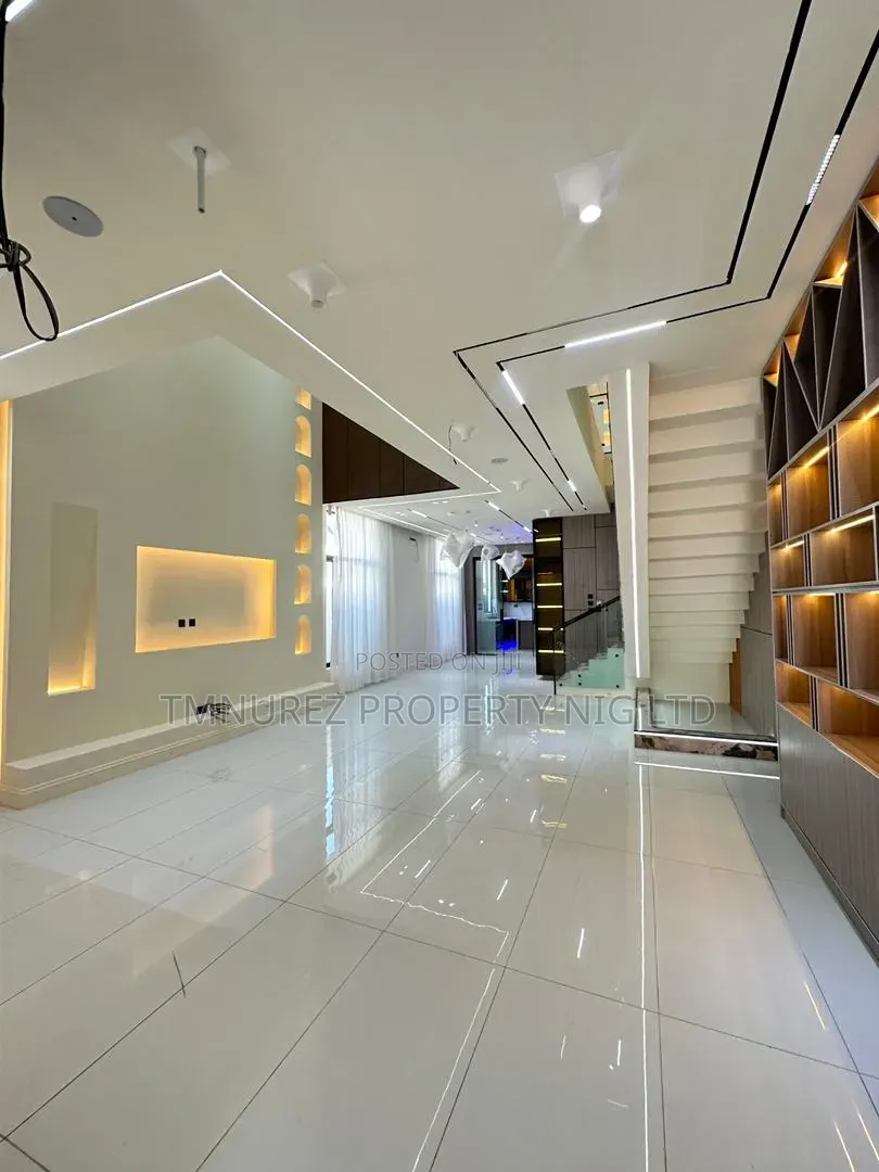 5bdrm Duplex in Chevron for sale