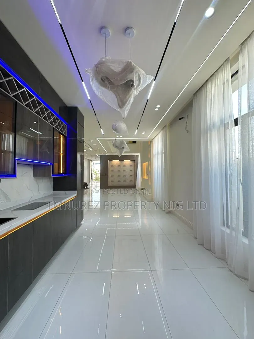 5bdrm Duplex in Chevron for sale